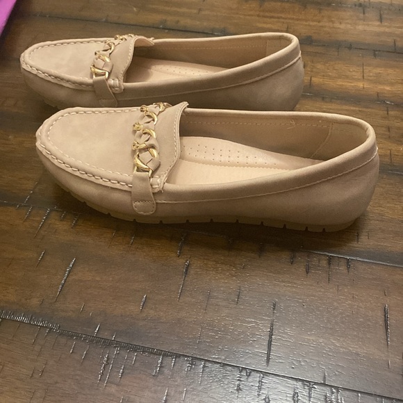 Lauren Blackwell 6.5M Lizbeth 104950 Taupe Loafer with gold chain design - Picture 5 of 11